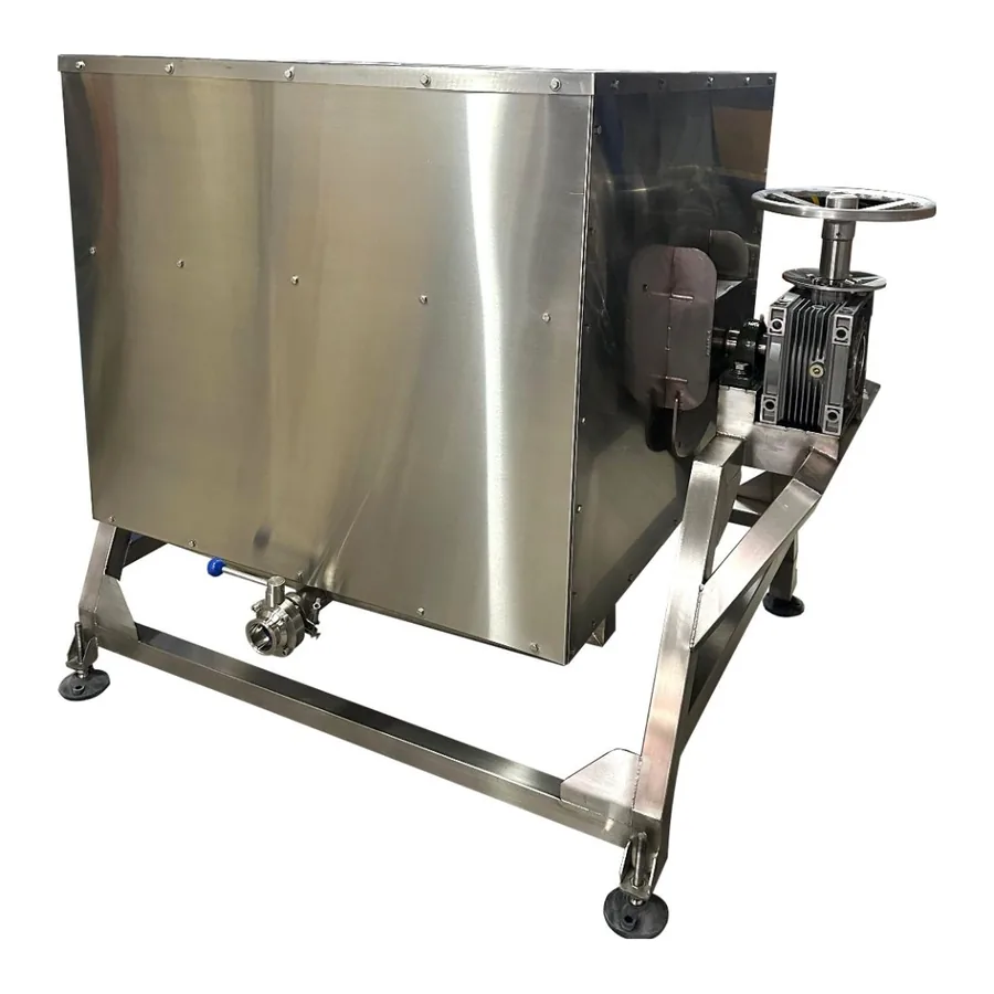 Olla de cocción abatible Chicmachine, vista posterior con volante de volteo y válvula de descarga